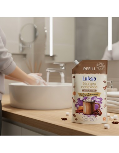 Zimowe mydło w płynie o zapachu gorącej czekolady Luksja, zapas 900 ml 5900536360744 5