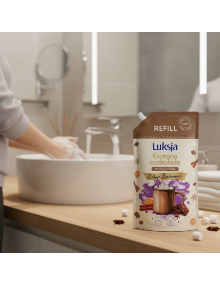 Zimowe mydło w płynie o zapachu gorącej czekolady Luksja, zapas 900 ml 5900536360744 5
